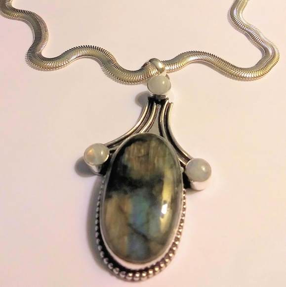 Stunning 925 Sterling Silver Labradorite Necklace